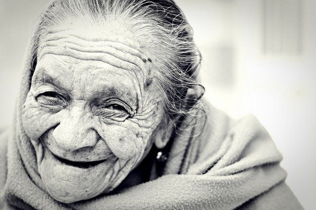 Degeneración de procesos cognitivos propias de las características de la edad 